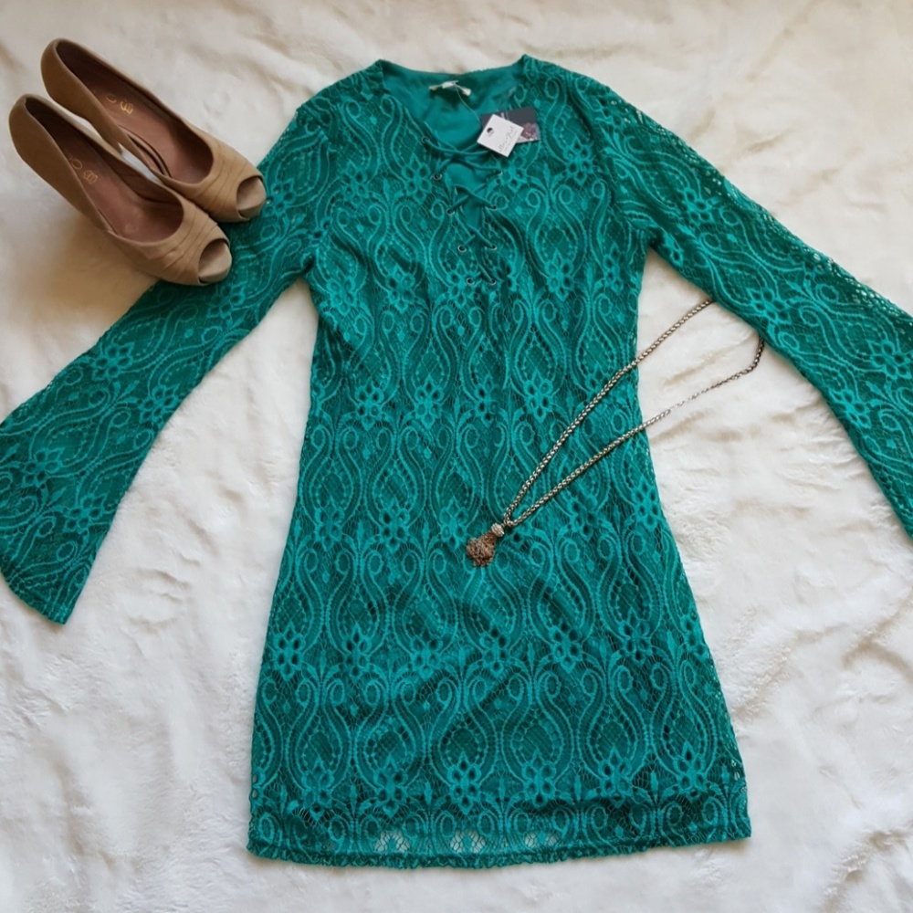NWT Ultra Flirt Lace Form Fitted Dress